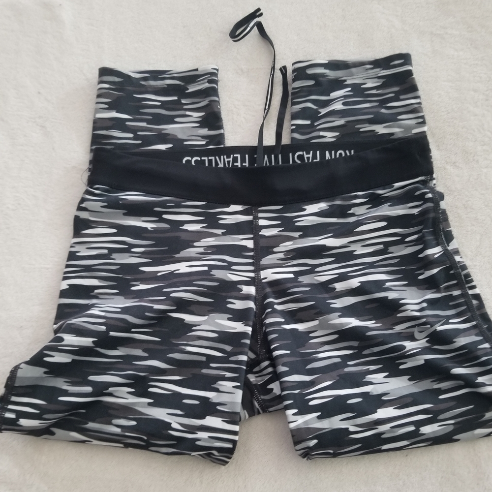 🩵 B2G1 EUC Nike Dri-Fit camo crop leggings